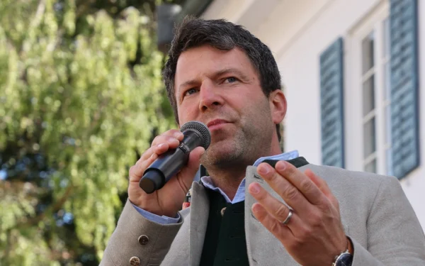 Bräu Johannes Rauchenecker hält eine Rede am Hoffest 2025.